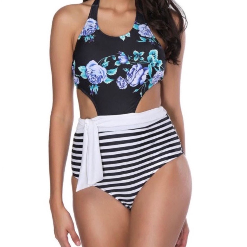 Bathing suits - Picture 7 of 8